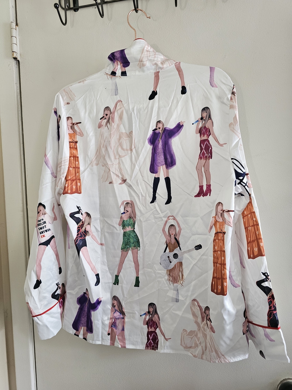 Taylor Swift Printed Satin Pajamas - Picture 7 of 11